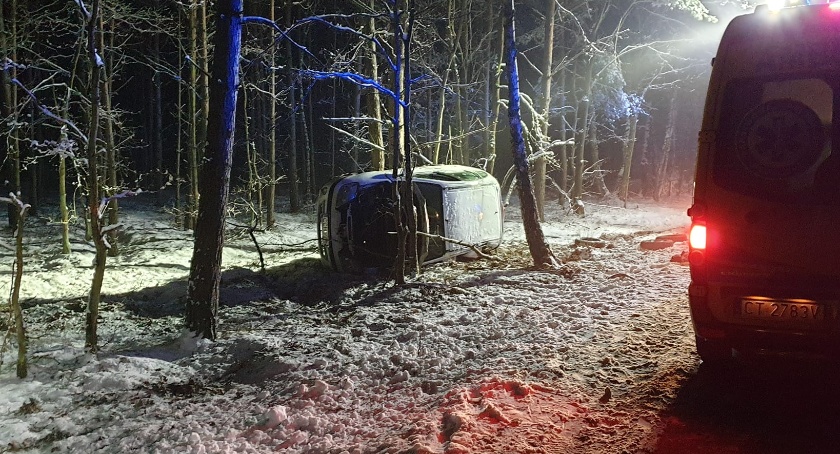 Nietypowy wypadek pod Toruniem. Kierowca odnaleziony w zupełnie innym miejscu