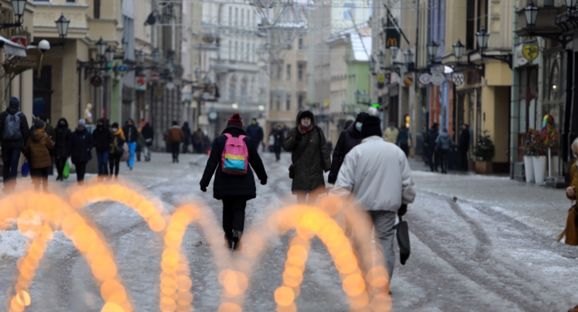 Podwójne ostrzeżenie dla mieszkańców Torunia. Dziś lepiej pozostać w domu