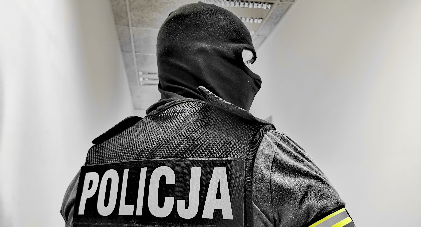 Nalot na mieszkanie w Toruniu. Przestępcy wręczyli kryminalnym łapówkę