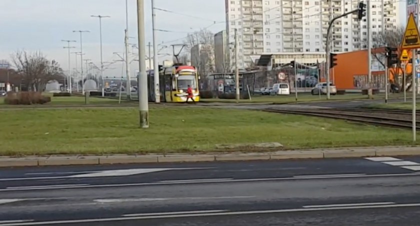 Nie warto przechodzić na czerwonym. O krok od tragedii w Toruniu [WIDEO]