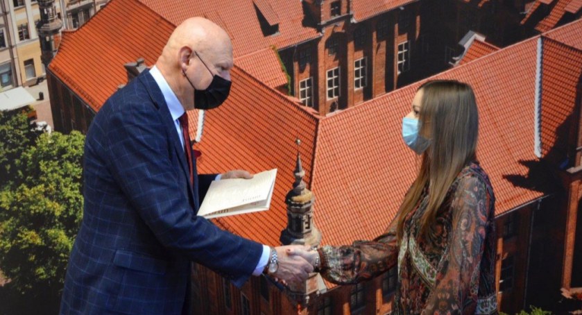 Oto absolwenci UMK, którzy otrzymali mieszkania od prezydenta Torunia