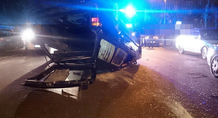 W Toruniu auto pofrunęło kilka metrów nad ziemią. Kierowca był pijany