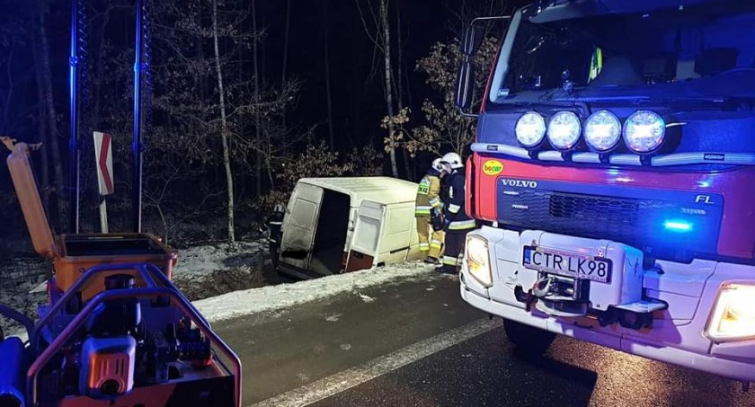 Wypadek pod Toruniem. Dostawczak wpadł do rowu