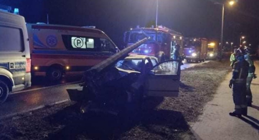 Pijany 22-latek staranował słup. Toruńska policja odkryła coś jeszcze