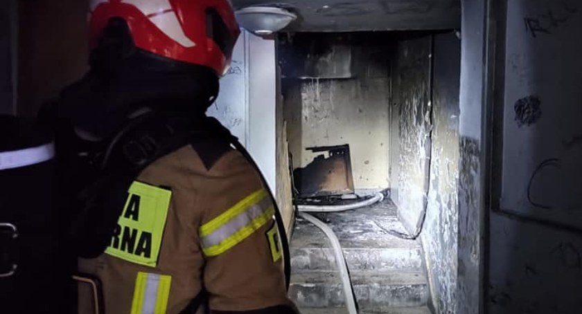 Pożar w Toruniu. Ogień pojawił się na klatce schodowej