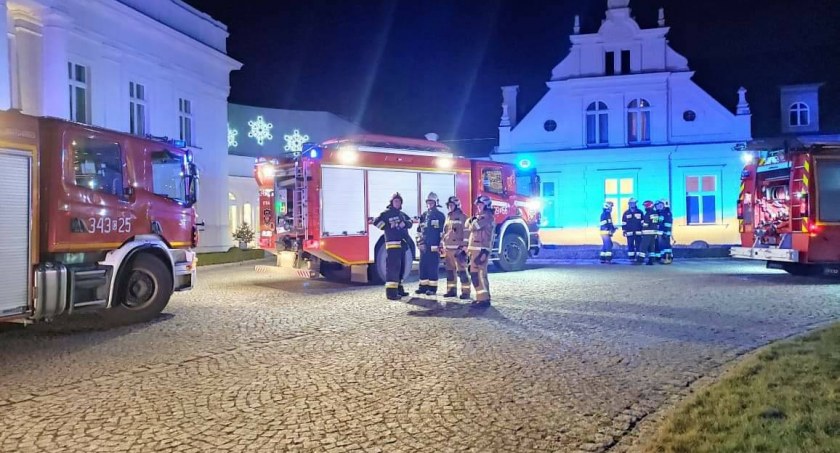 Pożar w znanym hotelu pod Toruniem. W akcji trzy zastępy strażaków