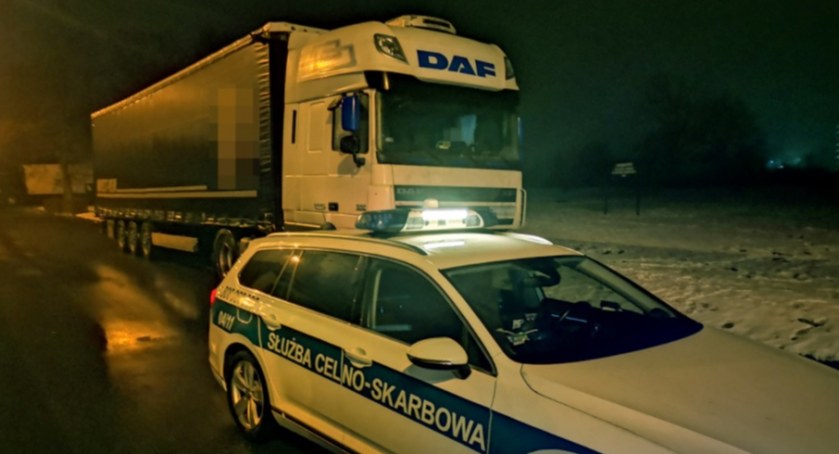Akcja ratunkowa w pobliżu Torunia. Pomocy potrzebował kierowca TIR-a