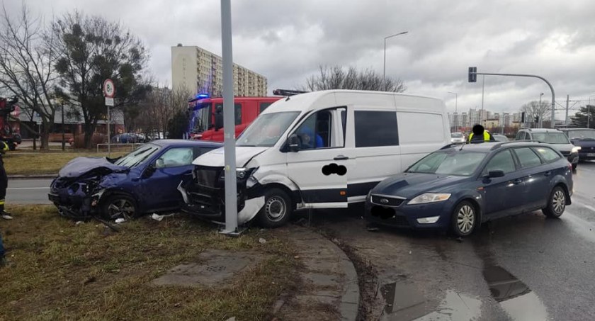 Wypadek w Toruniu. Wjechały na siebie trzy pojazdy