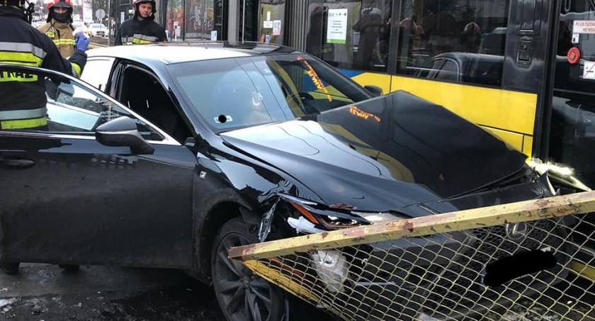 Wypadek w Toruniu. Kierowca samochodu wjechał pod tramwaj