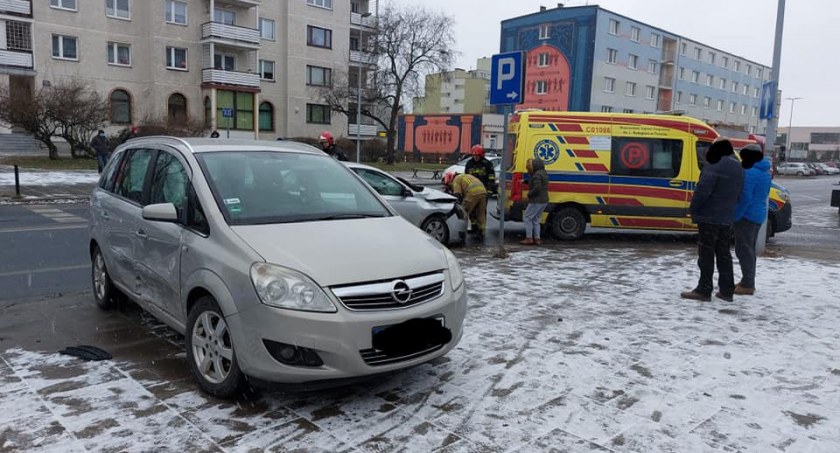 Zimowe warunki w Toruniu. Dwie osoby ranne w wypadku