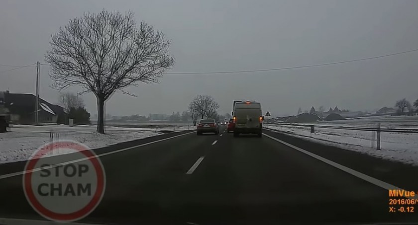 Tak nie wolno jeździć! O włos od katastrofy na drodze pod Toruniem [WIDEO]