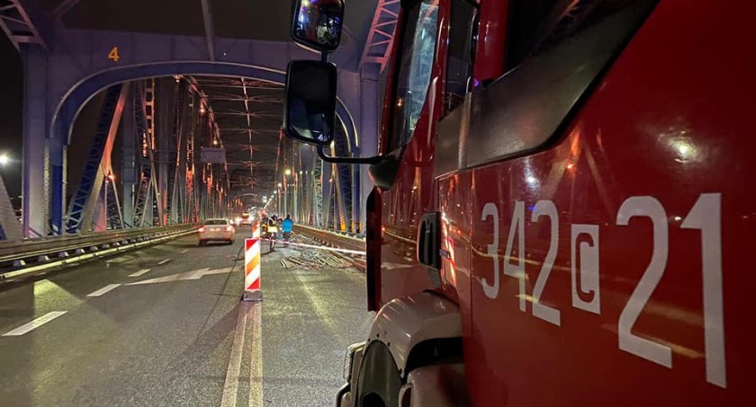 Kierowca wjechał w… rusztowanie na moście w Toruniu [FOTO]