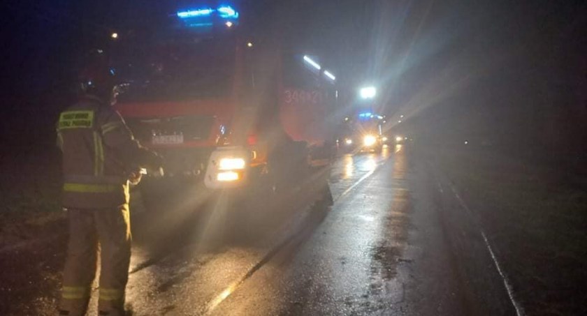 Wypadek pod Toruniem. Kierowca wjechał w drzewo i uciekł