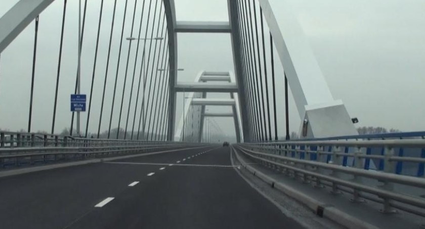 Dramatyczna akcja w Toruniu. Kobieta chciała skoczyć z mostu
