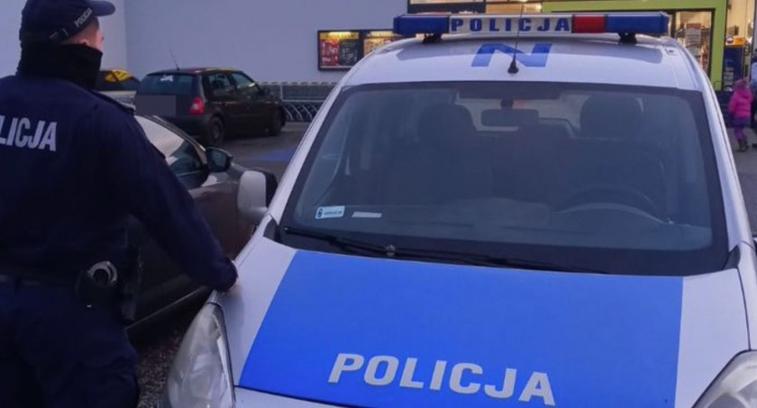 Akcja policjantów w Toruniu. Mundurowi dokładnie przeszukiwali Biedronki