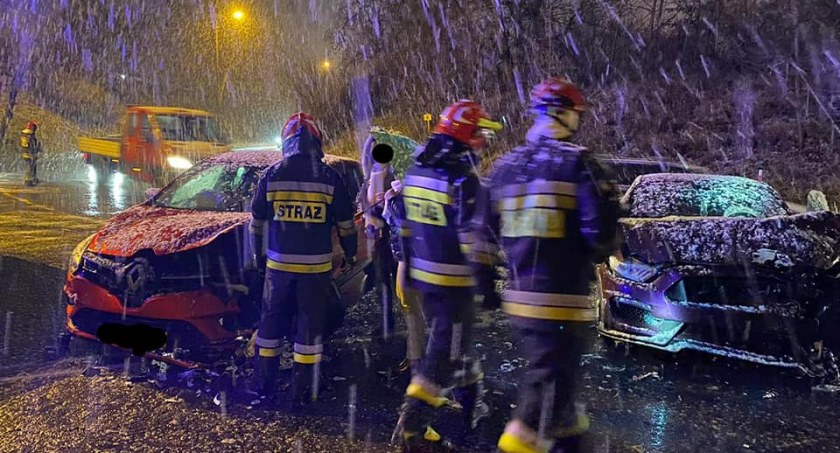 Poranny wypadek przy „starym” moście z udziałem luksusowego auta