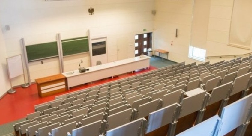 Afera na UMK. Uczelnia reaguje na niecodzienne praktyki profesora