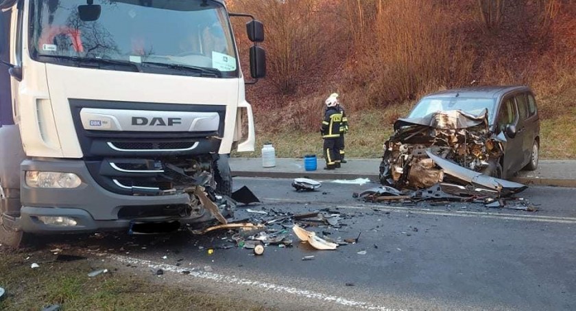 Dramatyczny wypadek pod Toruniem. Ciężarówka wjechała w osobówkę
