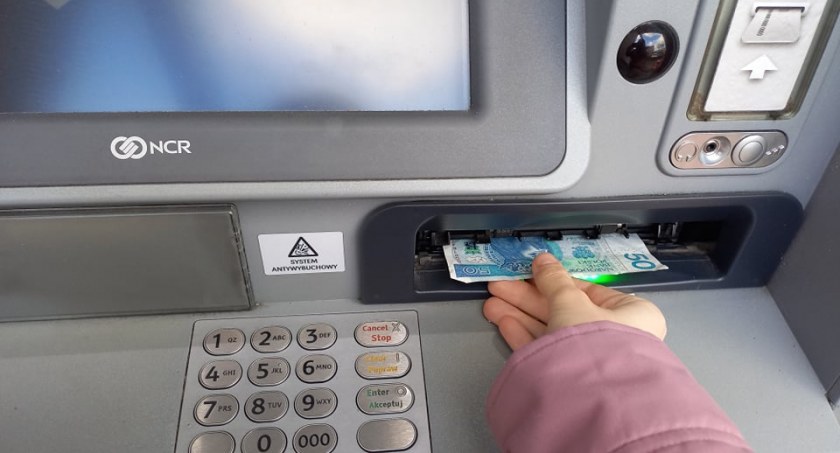 Kolejki do bankomatów w Toruniu. „Mogą występować opóźnienia”