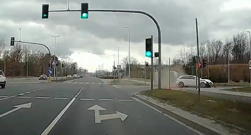 Groźny wypadek w Toruniu. Kierowca nie ustąpił pierwszeństwa [WIDEO]
