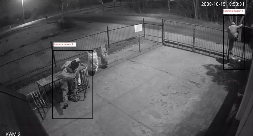 Tak włamali się na teren sklepu. Toruńska policja publikuje nagranie [WIDEO]