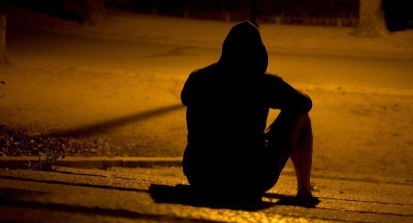 Podejrzany mężczyzna stoi pod szkołą. Rodzice zaniepokojeni