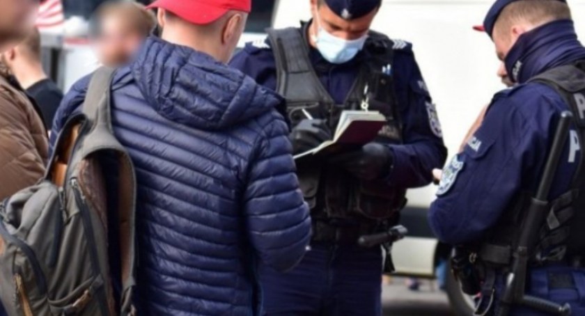 Policjanci w Toruniu już nie kontrolują maseczek. Teraz mają inne zadanie