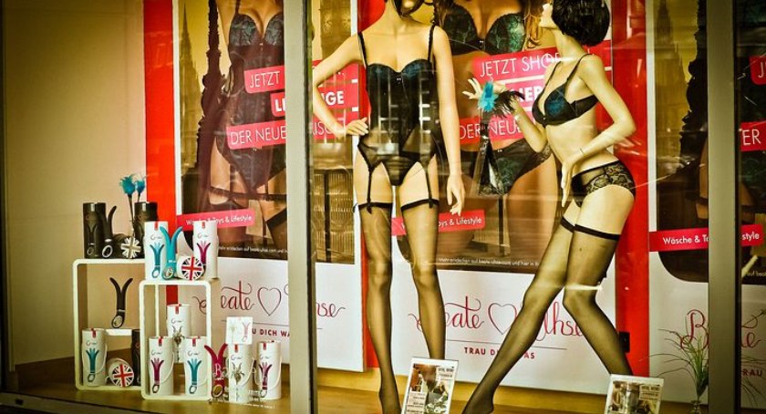 Śmierdzący incydent w sex shopie w Toruniu. Policja prosi o pomoc [WIDEO]