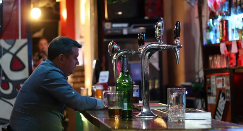 Pub w centrum Torunia zbiera na opłaty za… Polski Ład