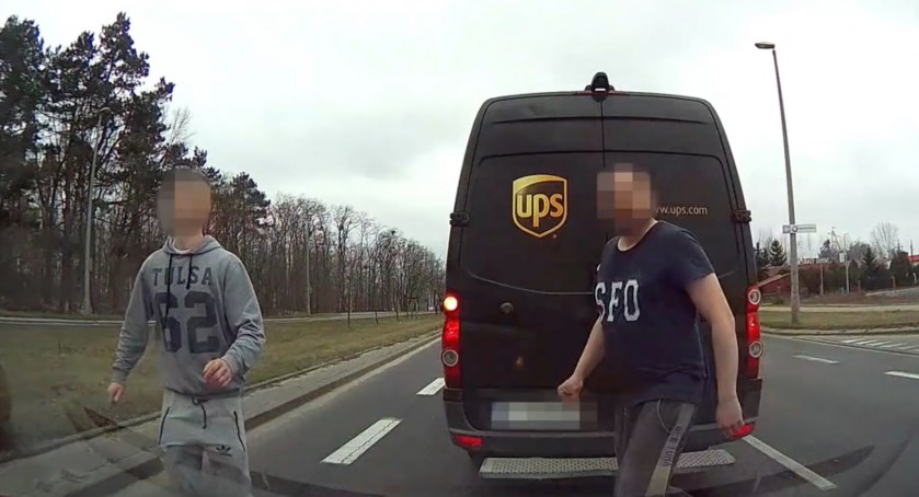 Atak na kobietę na środku ulicy w Toruniu. UPS odpowiada [WIDEO]