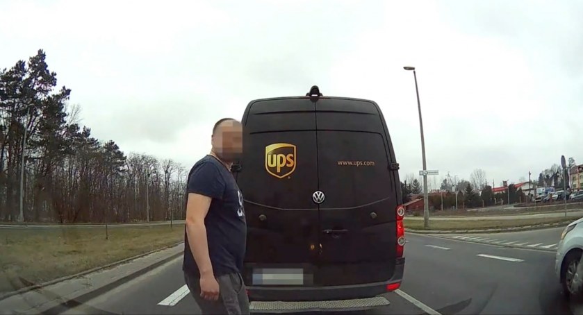 Wysiedli z auta UPS i zaatakowali kobietę. Policja reaguje