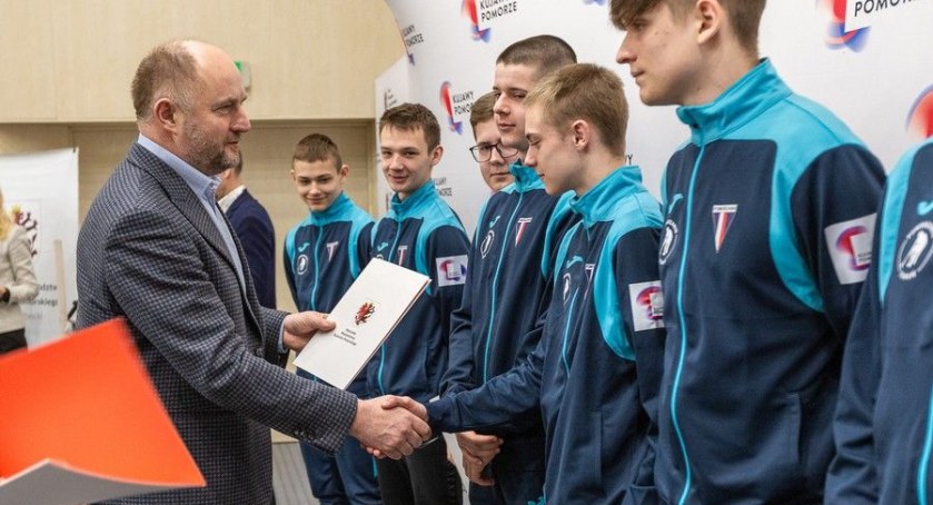 Najlepsi sportowcy otrzymali stypendia od marszałka województwa