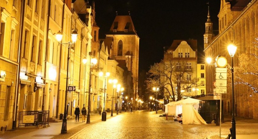 97-latka spacerowała w koszuli nocnej po centrum Torunia