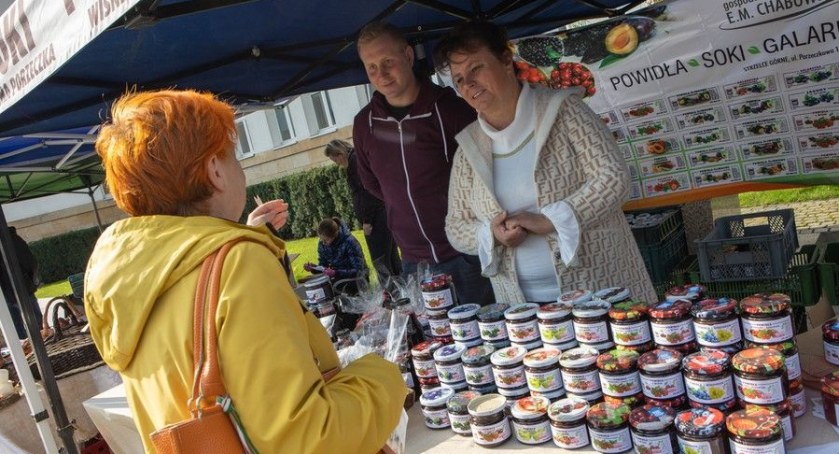 Wiejski jarmark w centrum Torunia. Lokalne przysmaki na Wielkanoc