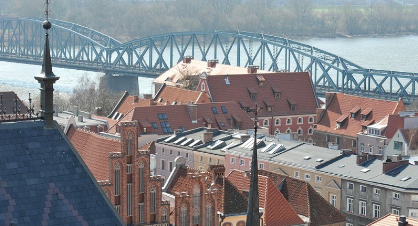 Nietypowe zjawisko pogodowe w Toruniu. Synoptycy odradzają mycie auta