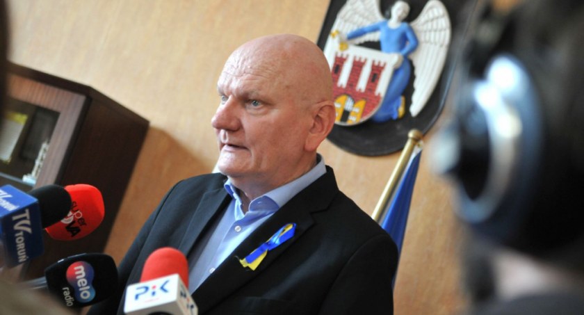 Alarm w Urzędzie Miasta Torunia. Prezydent otrzymał wiadomość o podłożeniu bomby
