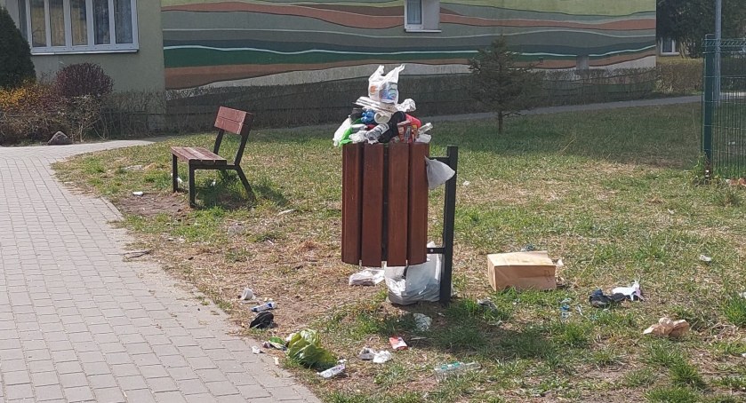 Ze śmietników wysypują się śmieci. „Czy to teren bezpański?”