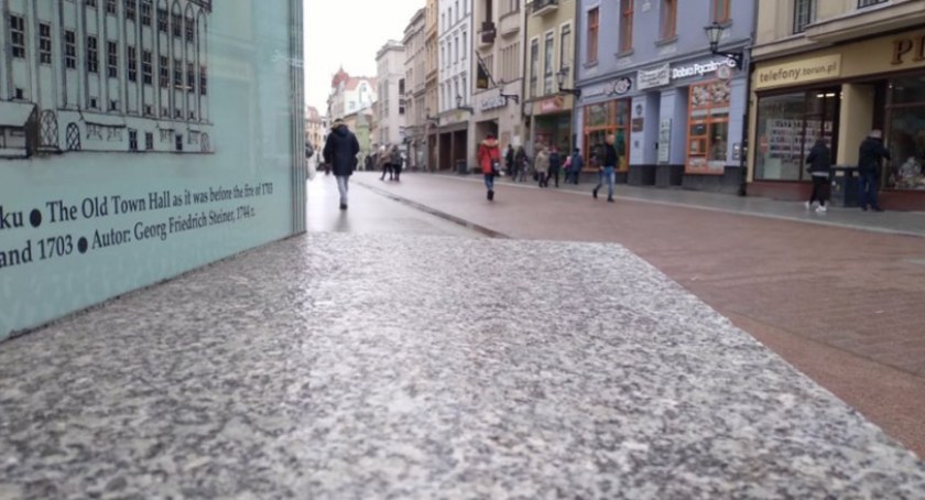 Fałszywe banknoty w obiegu. Toruńska policja prosi o pomoc
