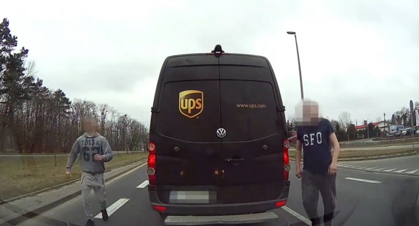Napaść na kobietę na środku ulicy w Toruniu. Mężczyźni zostali ukarani