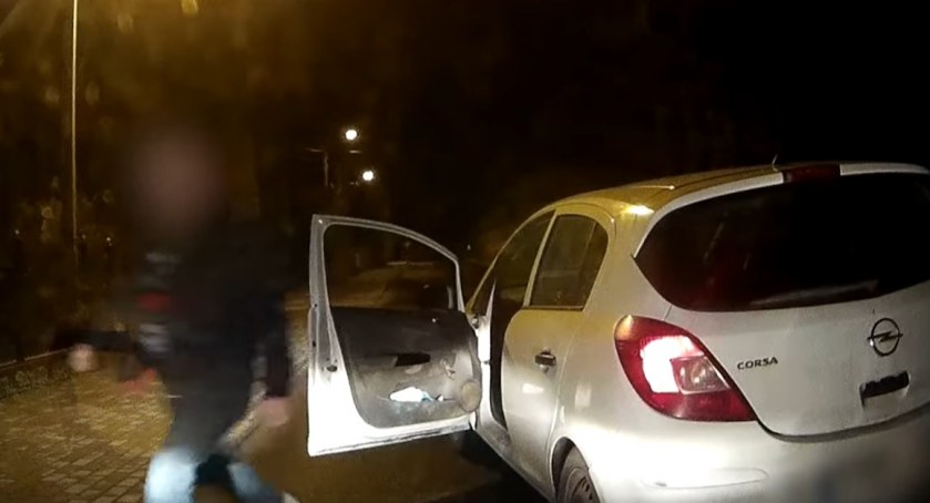 Skandal na podtoruńskiej drodze. Kierowca wyładował się na samochodzie...