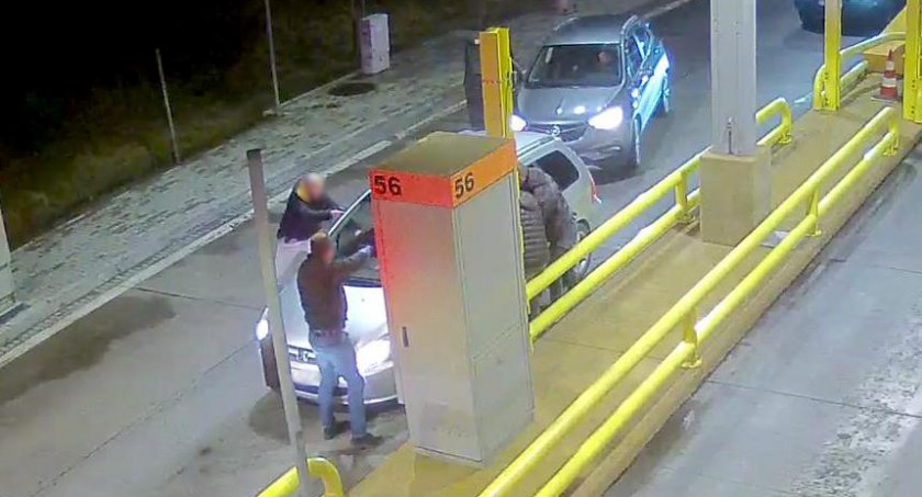 Kryminalni z bronią w ręku zatrzymali „specjalistów” na autostradzie koło Torunia