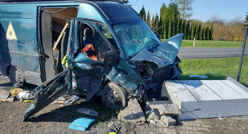 Niebezpieczny wypadek pod Toruniem. Bus wjechał w ogrodzenie