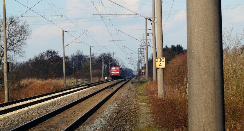 Cud pod Toruniem. Małżeństwo utknęło na przejeździe kolejowym…