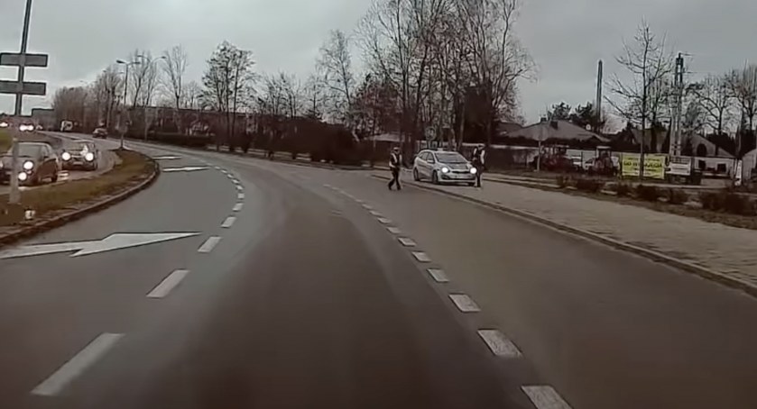 Dlaczego warto mieć kamerkę w aucie? Wideo z Torunia wiele wyjaśnia [FILM]