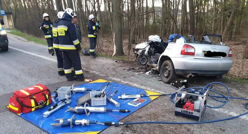 Poranny wypadek pod Toruniem. Samochód przecięty na pół