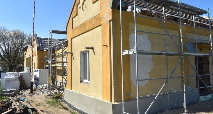 Remont charakterystycznej remizy. Na plac budowy wjechał dźwig