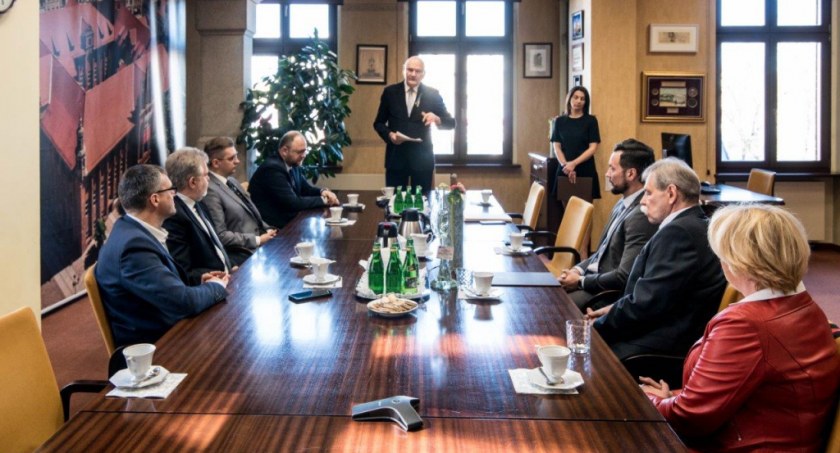 Kluczowi współpracownicy prezydenta Torunia odeszli z pracy