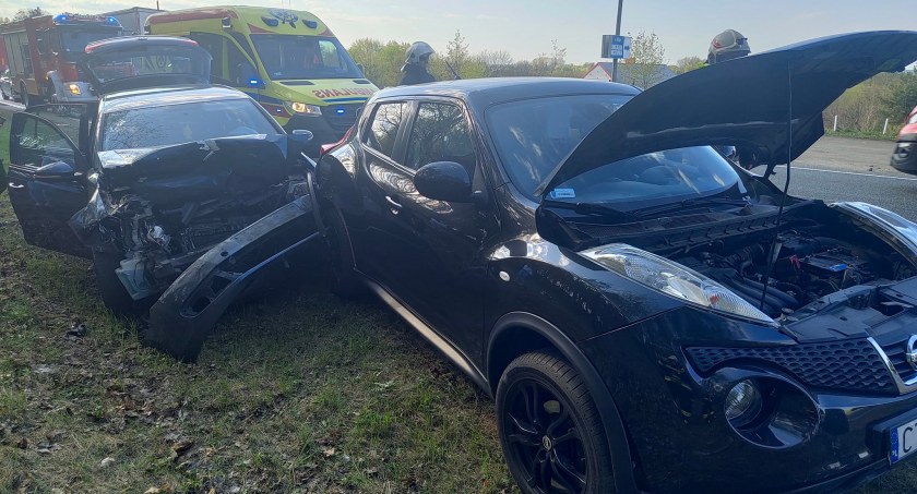 Niebezpieczny wypadek na „drodze śmierci”. Trzy osoby w szpitalu
