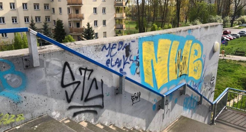 Mieszkańcy zmusili urzędników do reakcji na rasistowskie i ksenofobiczne grafitti