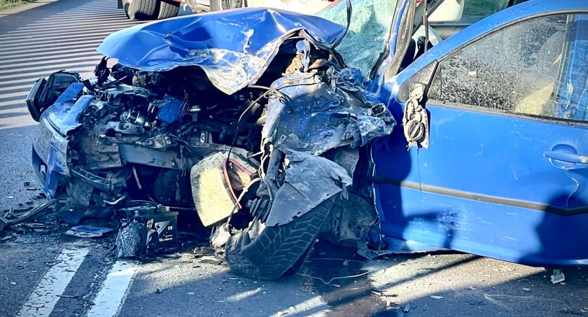 „Czołówka” na drodze pod Toruniem. Bus zderzył się z osobówką